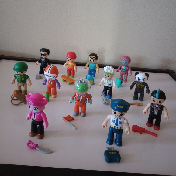 Ryan's World Deluxe Action Figures complete & collector's guide - Picture 2 of 8
